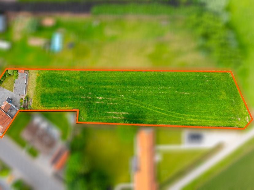 Op een toplocatie in Wortegem-Petegem vinden we dit renovatieproject op een prachtig perceel van 2.723 m². Een droomkans voor wie op zoek is naar ruim