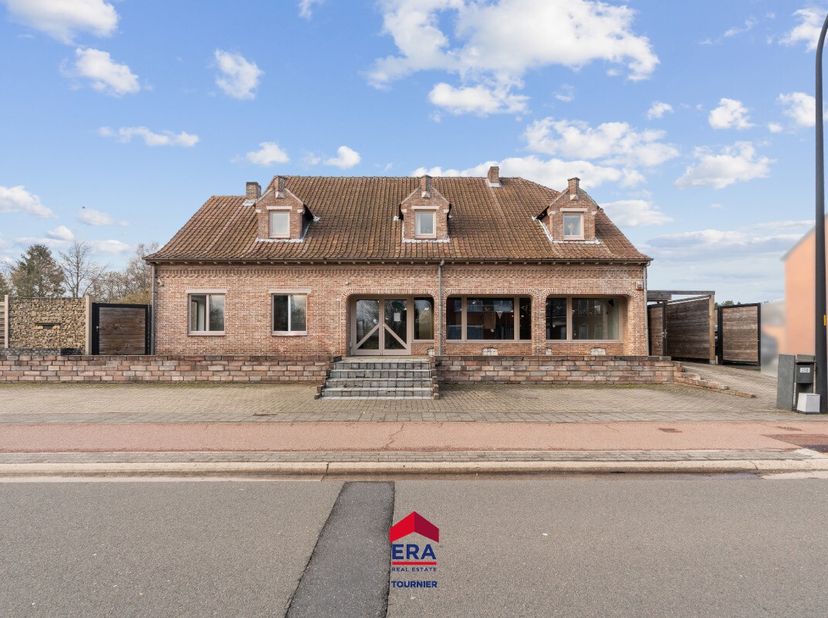 Veelzijdige eigendom met ruime mogelijkheden voor wonen, werken of zorg aan huis Deze ruime en energiezuinige eigendom (EPC B) biedt een uitzonderlijk