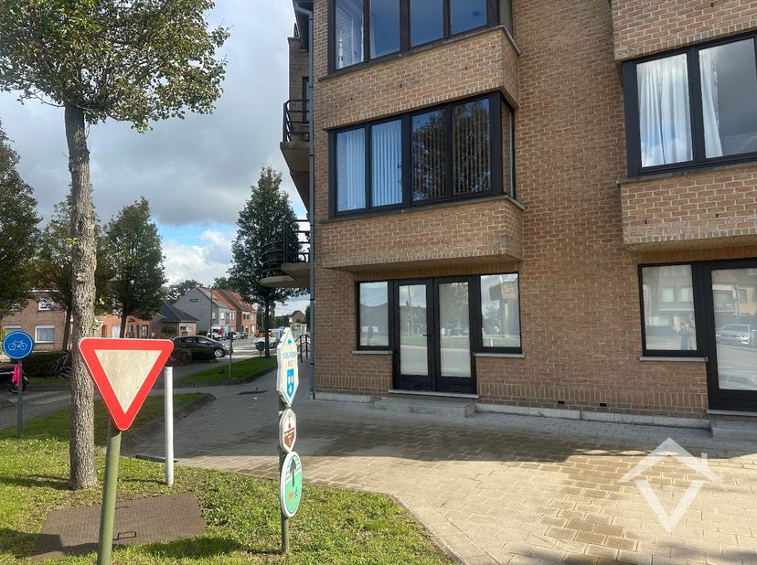 Ontdek dit aangename gelijkvloers appartement in het centrum van Koekelare, op wandelafstand van winkels, scholen en openbaar vervoer.<br />
<br />
He