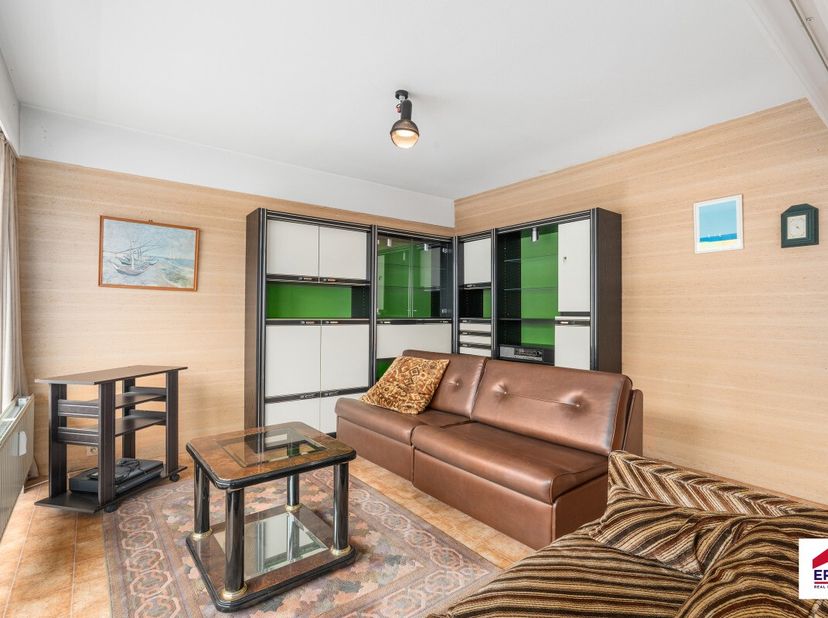Te koop: ruime studio-appartement in het centrum van Koksijde, op korte afstand van zee, duinen en openbaar vervoer. Deze woning (bouwjaar 1976) biedt