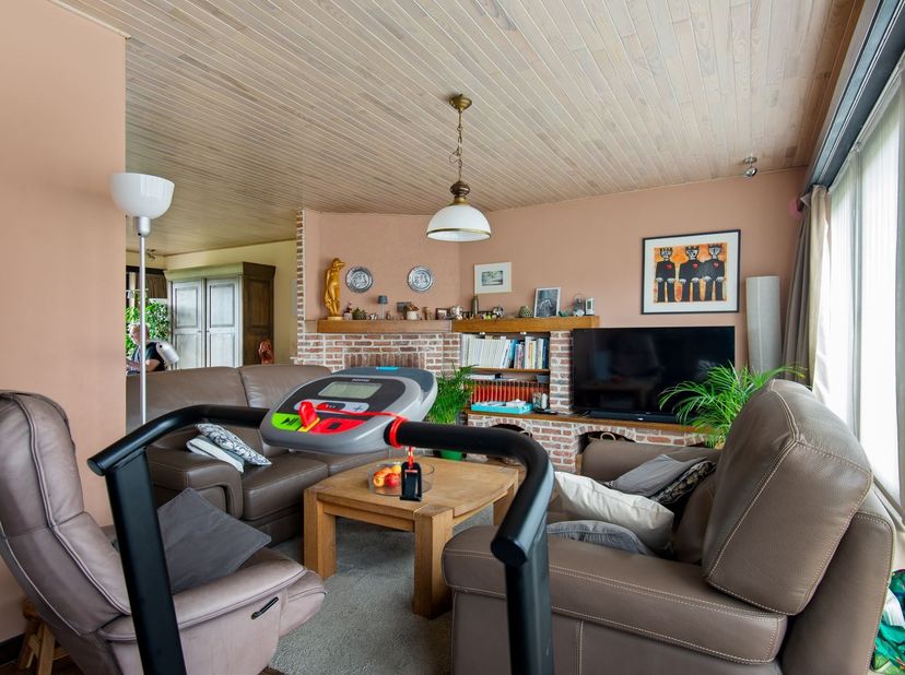 Ruime bel-etagewoning met garage, grote oprit en zonnige tuin<br />
<br />
Gelegen in een rustige en residentiële buurt in Aartselaar, geniet deze b