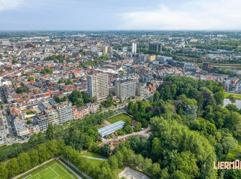 Ontdek dit ruime appartement van 197 m², gelegen aan de gegeerde Parklaan in Aalst. Dankzij de royale bewoonbare oppervlakte en de praktische indeling