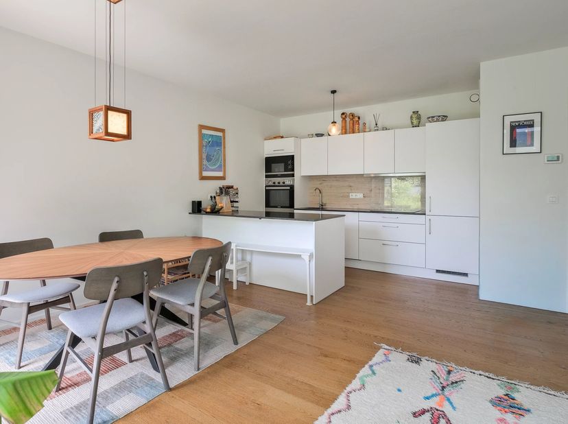Uccle  Superbe appartement de ± 92 m² avec terrasse et jardin, au rez-de-chaussée dun immeuble contemporain et élégant. Lappartement se compose comme