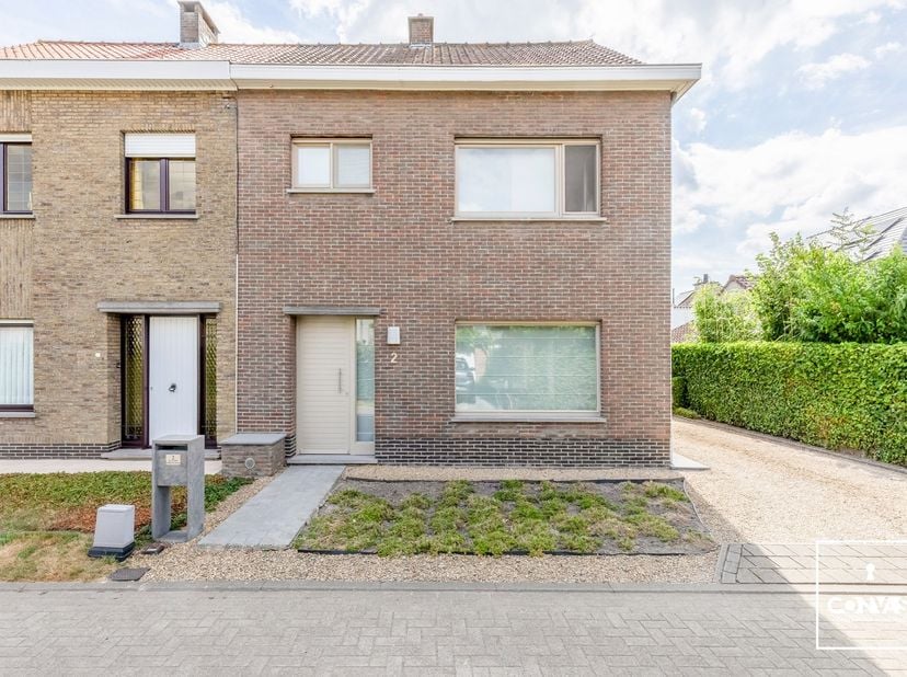 Deze perfect onderhouden woning met drie slaapkamers is gelegen in een aangename en residentiële woonwijk in het mooie Drongen.<br />
<br />
Via de ru