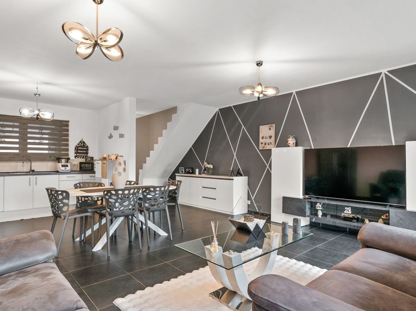 Moderne en energiezuinige gezinswoning met 5 slaapkamers, rustig gelegen in Maasmechelen <br />
Deze recente woning uit 2019 biedt een perfecte combin