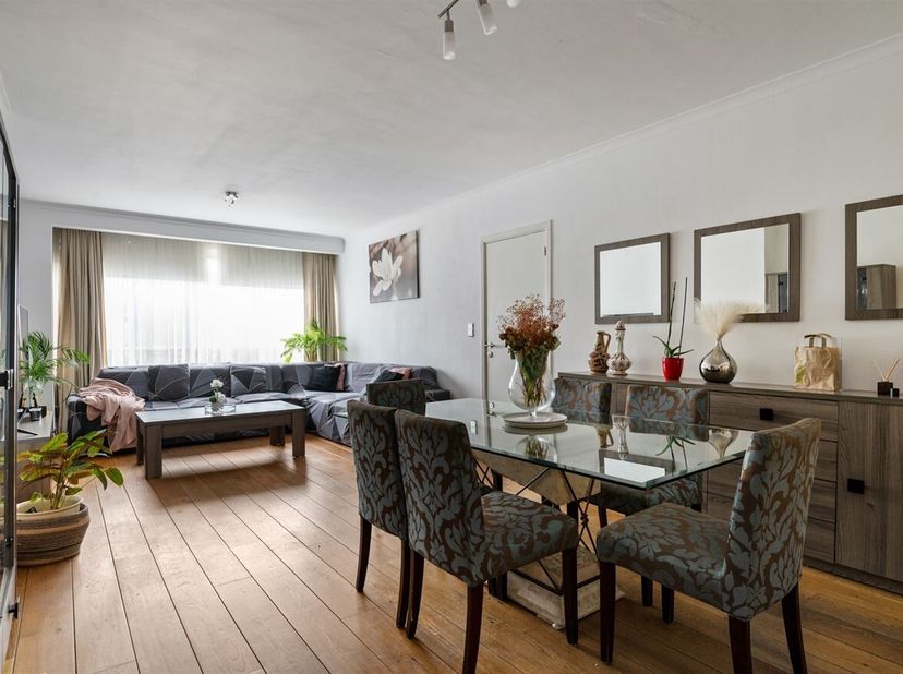 Appartement bien situé avec 2 chambres à coucher et box de garage optionnel<br />
Au deuxième étage d'un immeuble bien entretenu avec ascenseur, vous
