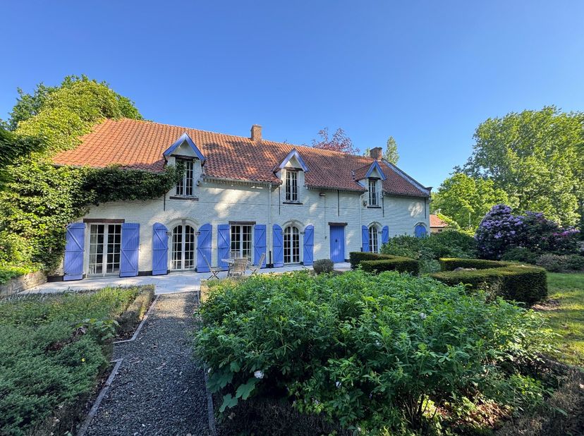 Een uitermate charmerijk pand gesitueerd op een unieke locatie op een perceelsgeheel met een kadastrale opp. van 23197 m² en er omvattende een woonhui