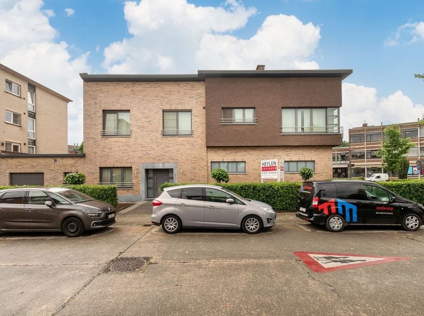 Deze riante en instapklare woning is gelegen in de Petrus De Beuckelaerlaan te Deurne, op een centrale maar rustige locatie.<br />
<br />
De woning