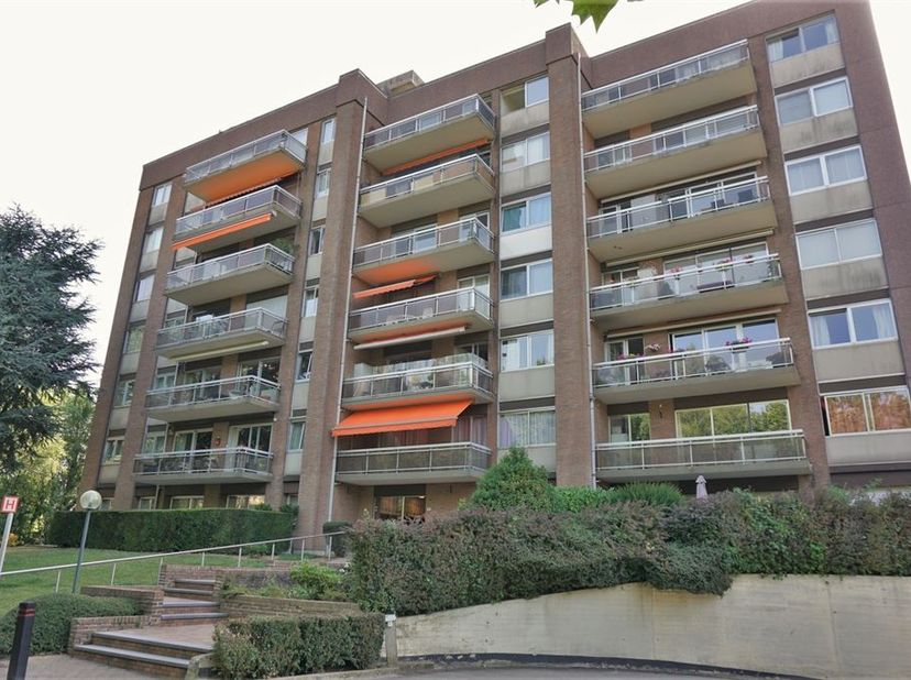 Appartement van 92 m² + terras op de 5e verdieping, gerenoveerd in 2022, 2 slaapkamers, badkamer, woonkamer, keuken, hal met garderobe en toilet, keld