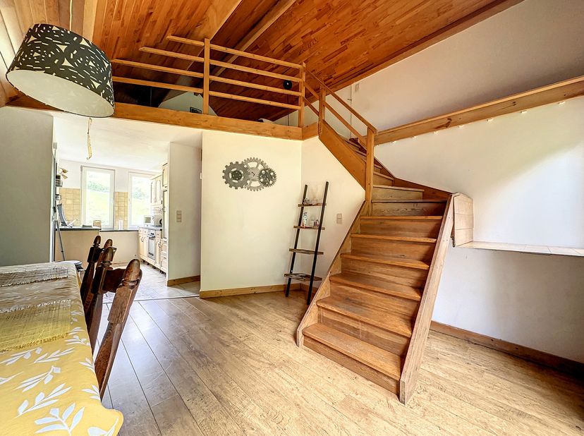 EASYHOME Immobilier vous présente ce superbe duplex, alliant charme, confort et fort potentiel locatif, idéalement situé au cœur de Dinant. Que vous r
