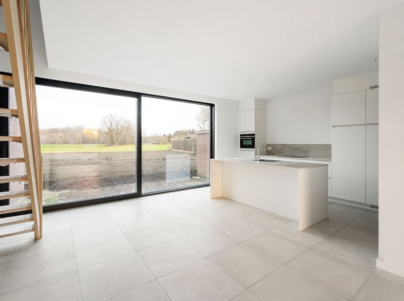Deze halfopen nieuwbouwwoning is landelijk gelegen op slechts 5 km van het centrum van Heist-op-den-Berg en Wiekevorst en heeft achteraan vrij uitzich