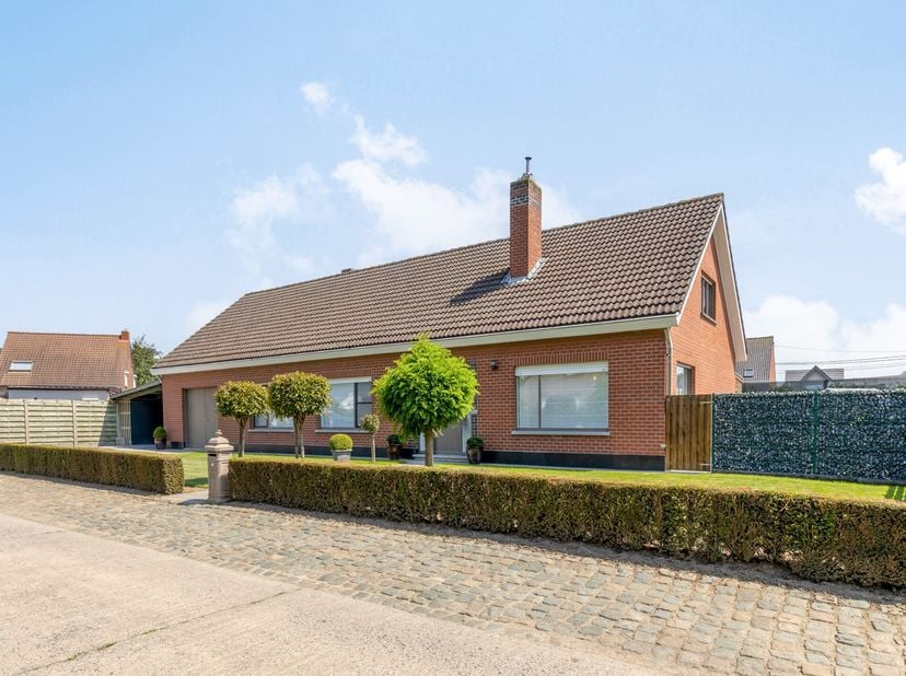 Op een rustige ligging, vlak bij het centrum van Kortemark, bevindt zich deze instapklare en uiterst verzorgde gelijkvloerse woning. Dankzij de volled