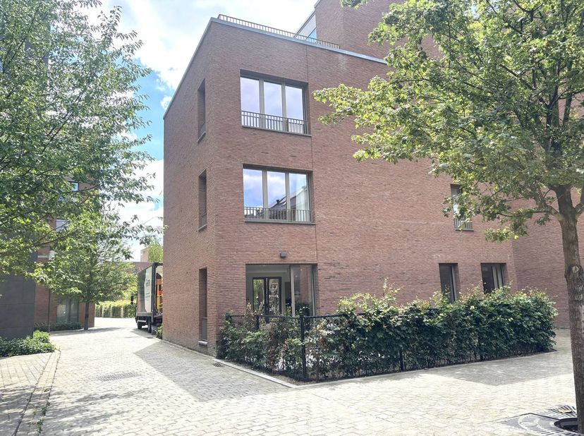 Bent u op zoek naar een instapklaar en modern appartement op een uitstekende locatie? Dit nieuwbouwappartement combineert comfortabel wonen met een ru