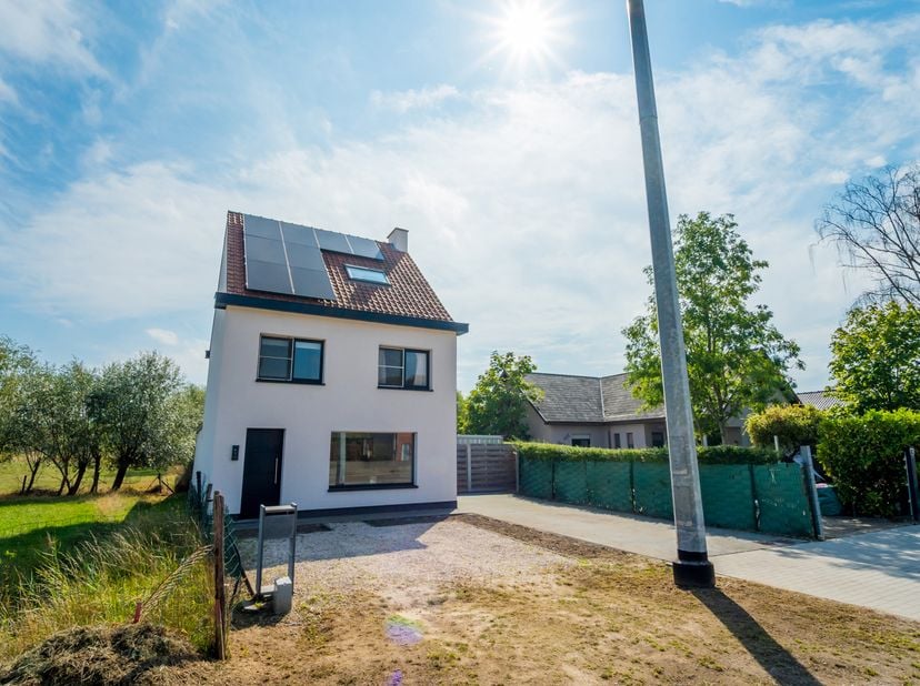 Ontdek deze verrassend ruime woning met maar liefst vijf slaapkamers en een leuk bijgebouw. Centraal gelegen met weidse zichten over de omliggende vel