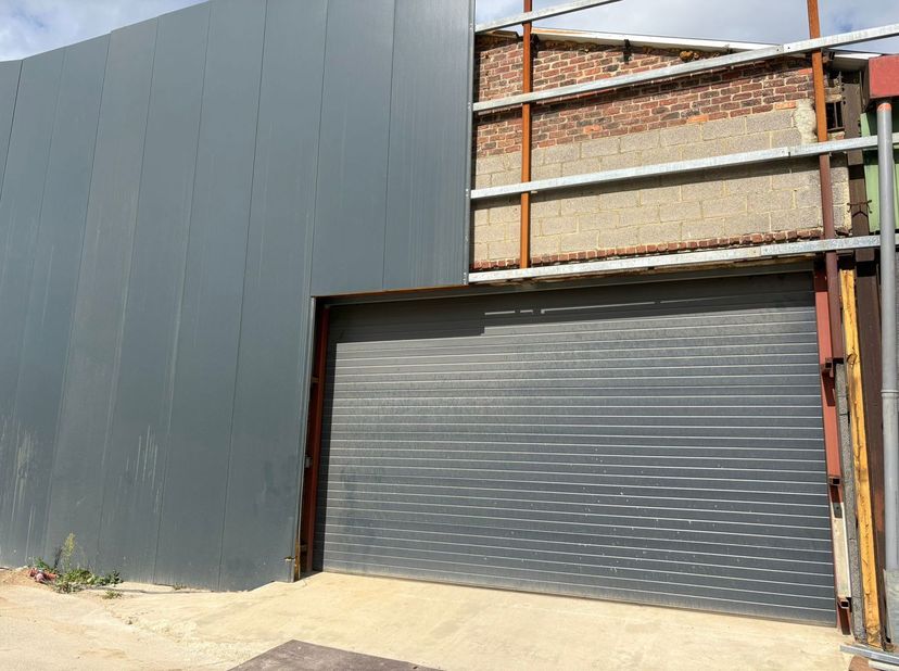 Centraal gelegen loods/stockageruimte op 2,3km van het op- en afrittencomplex E40 Aalst. Deze vernieuwde loods is bereikbaar via een afgesloten poort