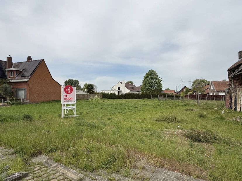 Ce terrain est situé à Avelgem, sur l'Oudenaardsesteenweg, à la frontière avec Kluisbergen et Anzegem. <br />
<br />
Le terrain a une superficie de pa