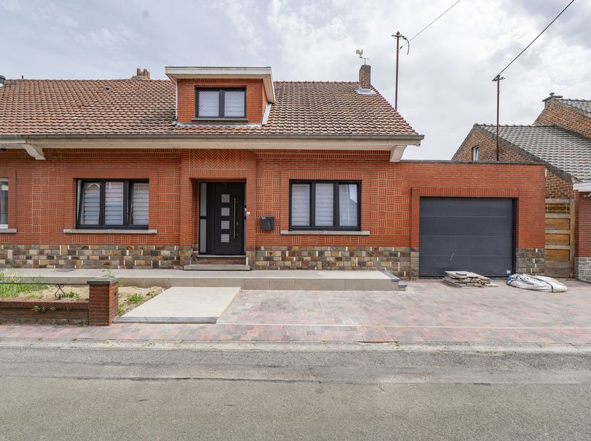 *** À VENDRE *** – Tubize (Saintes) – Belle villa 3 façades de 6 chambres rénovée avec jardin et garage, développant une surface totale de +- 202 m² e