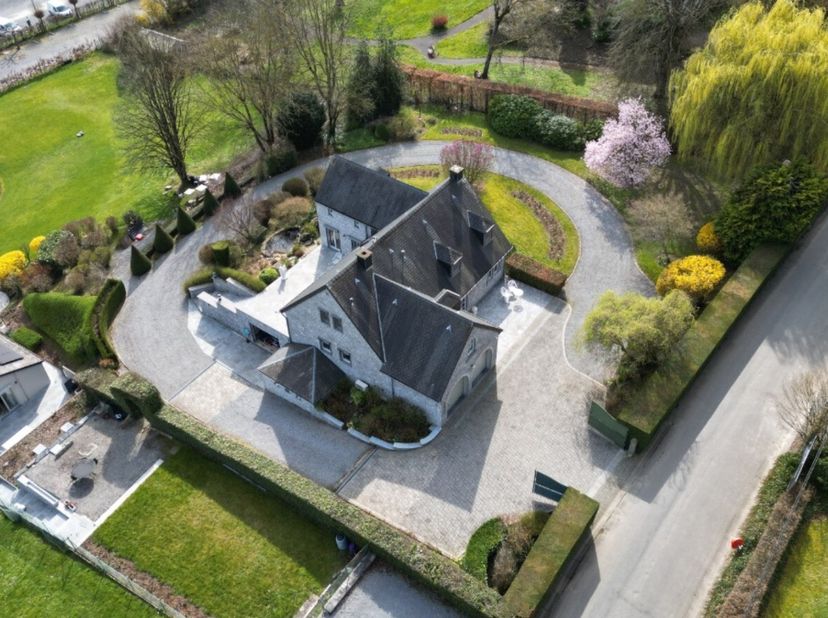 Makelaarskantoor ERA B-LUX heeft het genoegen u deze prachtige eigendom voor te stellen, ideaal gelegen in het hart van Durbuy. Op slechts 200 meter w