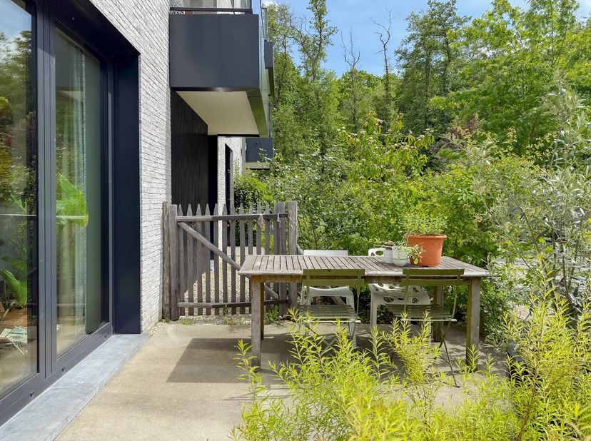 Uccle  Superbe appartement de ± 92 m² avec terrasse et jardin, au rez-de-chaussée dun immeuble contemporain et élégant. Lappartement se compose comme