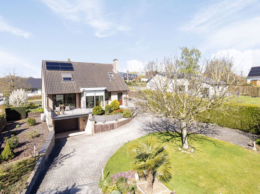 Immo Pické biedt U deze gunstig gelegen en goed onderhouden villa aan gelegen nabij het centrum van Sint-Pieters-Leeuw en bijgevolg in de onmiddellijk