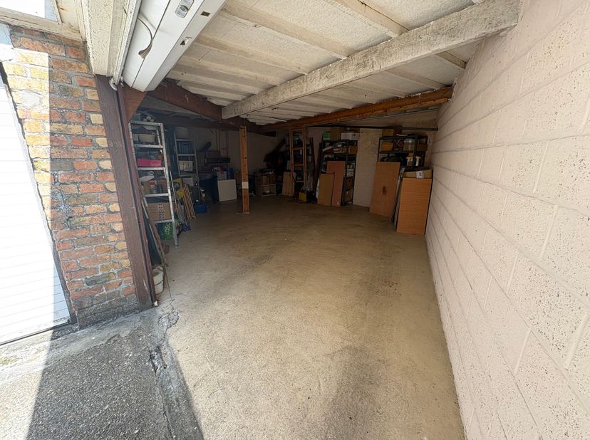 Ce garage exceptionnellement spacieux est situé sur la Oorlogsinvalidenlaan à Westende-Bad, dans un emplacement de choix au centre et à proximité de l