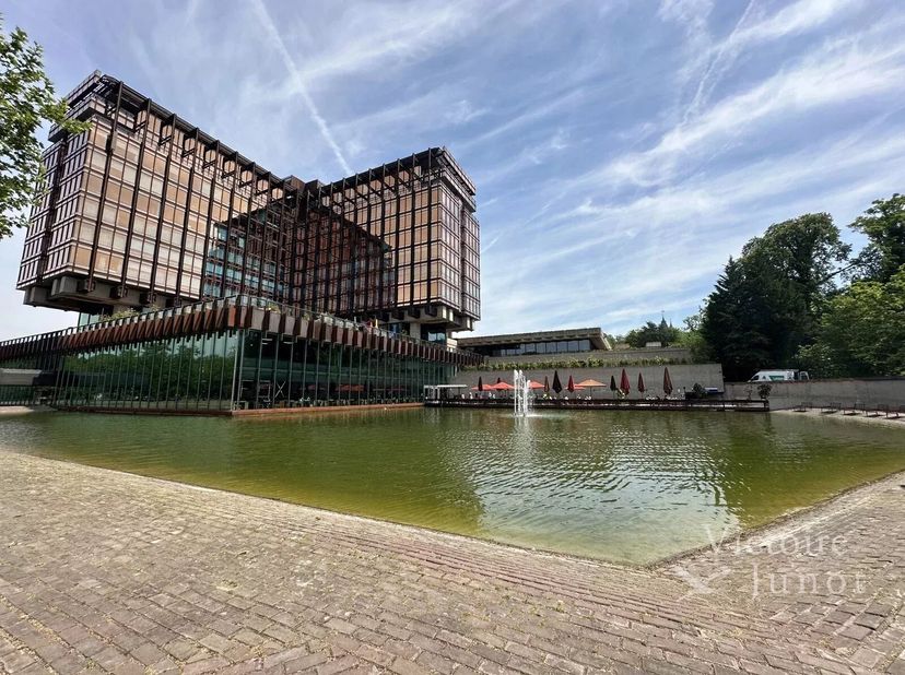 Pand voorgesteld door Guillaume Letellier - 02 777 15 23 - guillaume.letellier@victoire.be<br />
Exclusief bij Victoire-Junot, dit prachtige gemeubile