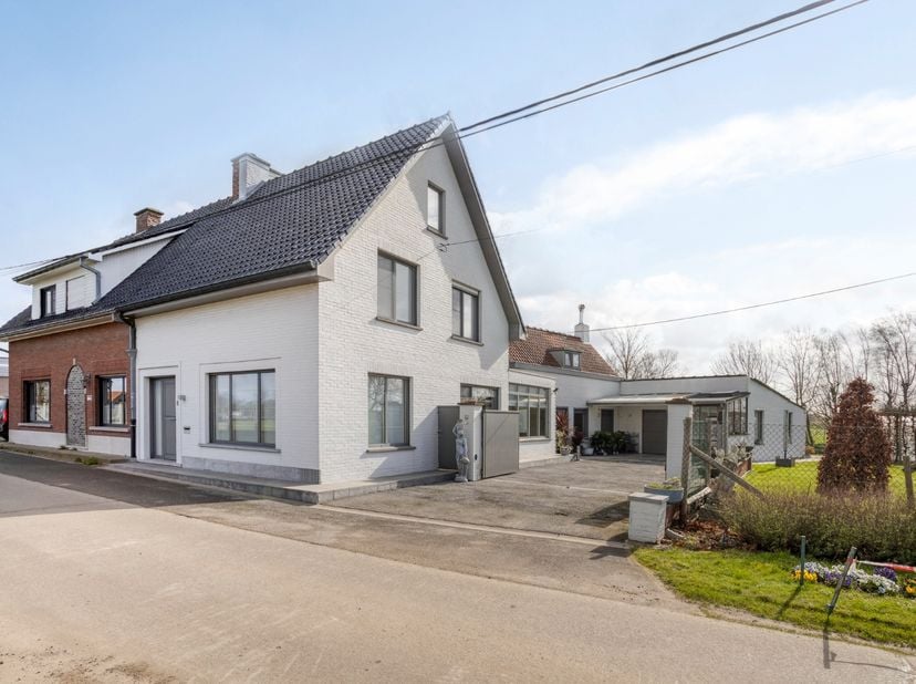 Op een landelijke locatie te Oostnieuwkerke, deelgemeente van Staden, bieden we u deze halfopen bebouwing met garage en prachtige tuin aan. Het eigend