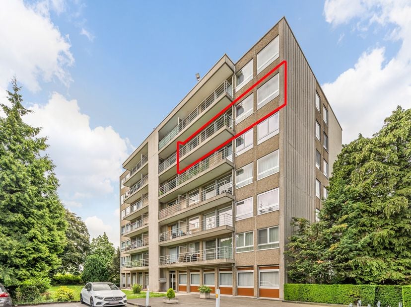 Op een goede locatie te Sint-Truiden, aan de Festraetsstraat 40, treffen we op de vijfde verdieping van deze verzorgde residentie dit appartement met