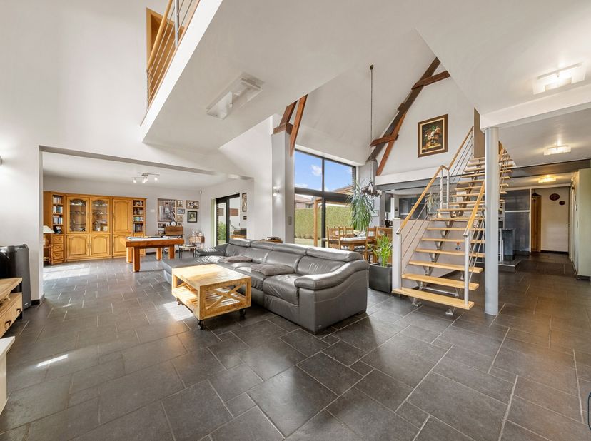 Superbe habitation, entièrement rénovée en 2007, offrant des espaces de vie exceptionnels et une luminosité remarquable.<br />
Rez-de-chaussée : Un be