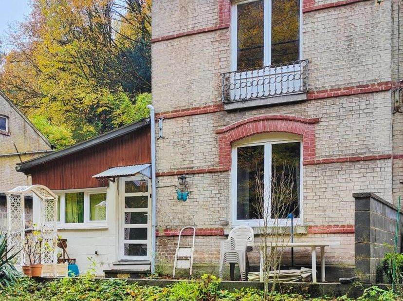 MAISON 4 CHAMBRES, ENVIRONNEMENT CALME ET VERDOYANT<br />
<br />
Située dans un cadre boisé et paisible du charmant village de Saint-Georges-sur-Meuse