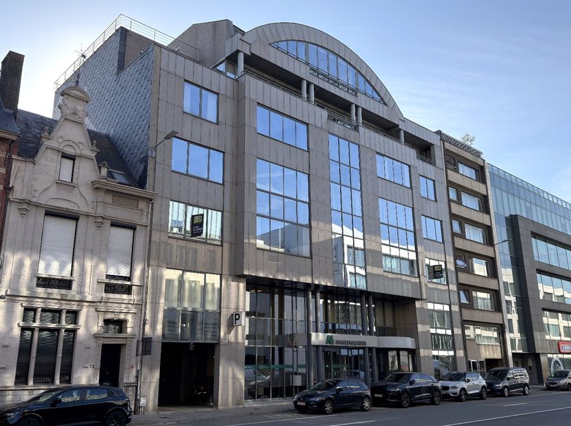 458m² kantoorruimte op 2de verdieping (uitbreidbaar tot 808m² kantoren)<br />
Ligging: aan de oprit E19, langs de singel<br />
<br />
Specificaties: i
