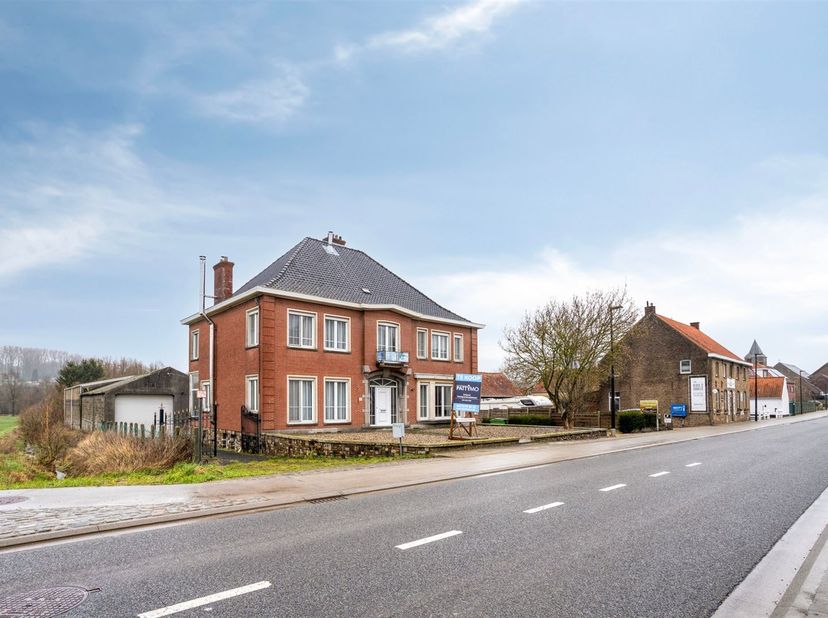 EXCLUSIEF!! Deze riante villa met hangaar van 380m² van bijgebouw is prachtig gelegen tussen een oase van groen, natuur, rust,...<br />
<br />
De wo