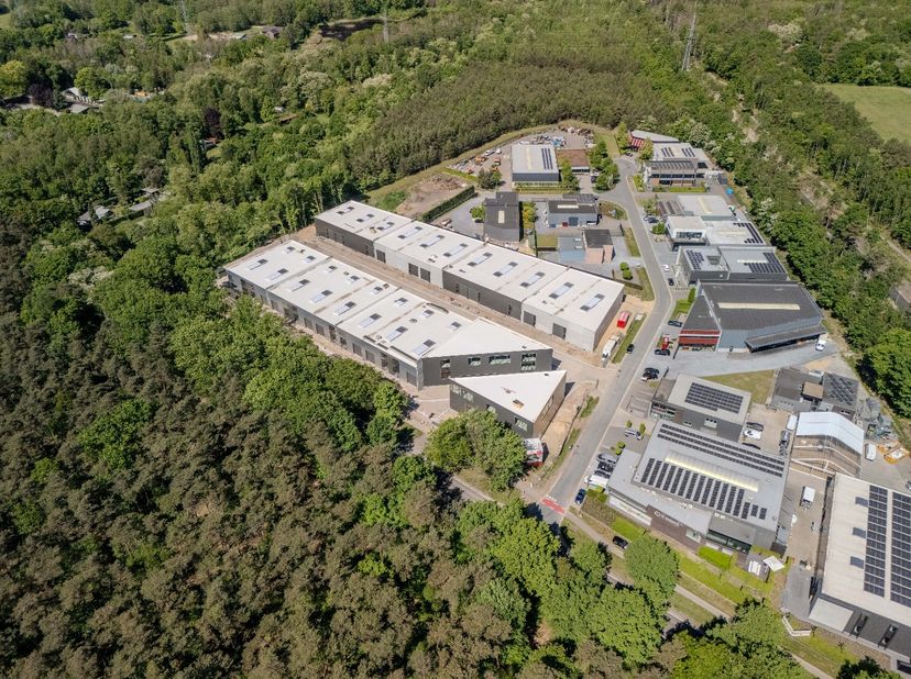 Bedrijvensite "ASPARK" - KMO UNIT 25 - 350 m² <br />
Het bedrijvenpark "ASPARK" bestaat uit 31 kwalitatief hoogstaande KMO-units met complementaire ka