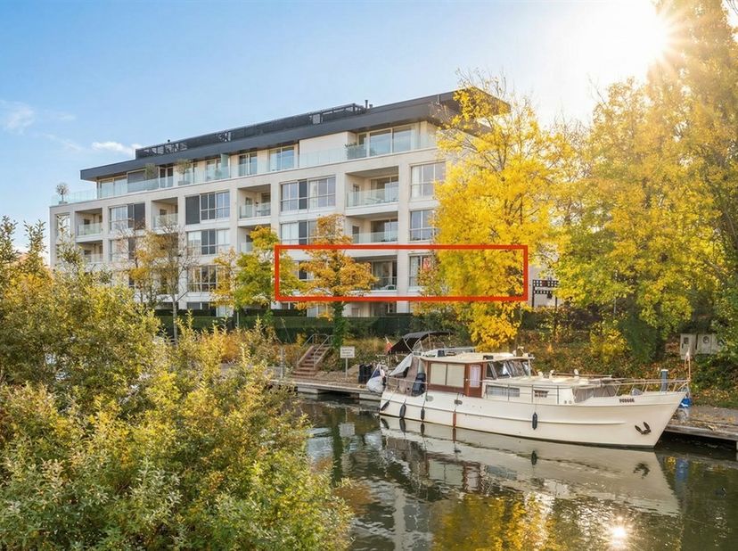 Exclusief Appartement met Frontaal Leiezicht – Luxe &amp; Licht op het 1ste Verdiep<br />
Stap binnen in dit prachtig afgewerkte appartement en laat je m