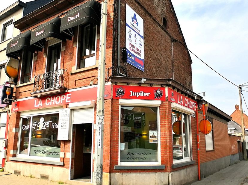 Maison de commerce (actuellement bar/friterie) avec partie habitable aux étages + fonds de commerce et pas-de-porteComposition : Rdch : Bar, cuisine,