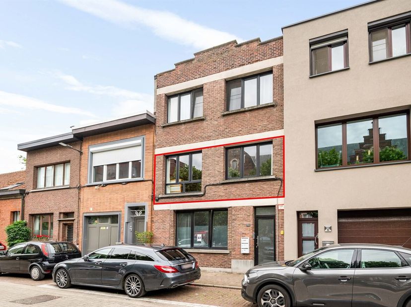 Ligging: Het appartement ligt gelegen op een korte afstand van winkels, supermarkten, scholen en openbaar vervoer. Dankzij de vlotte verbinding met be