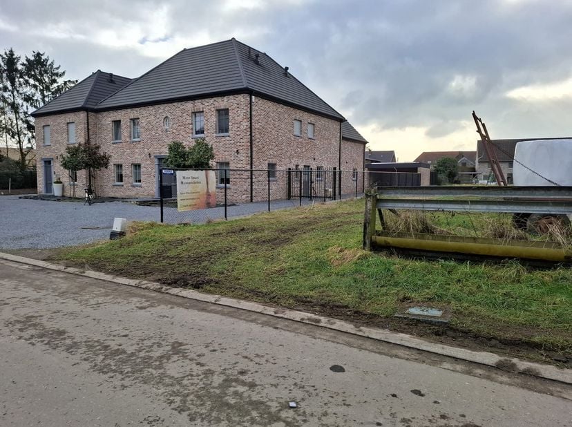 In de dorpskern van Mechelen aan de Maas bevindt zich deze rustig gelegen bouwgrond.<br />
Het totale oppervlakte van deze bouwgrond bedraagt 17a 08ca