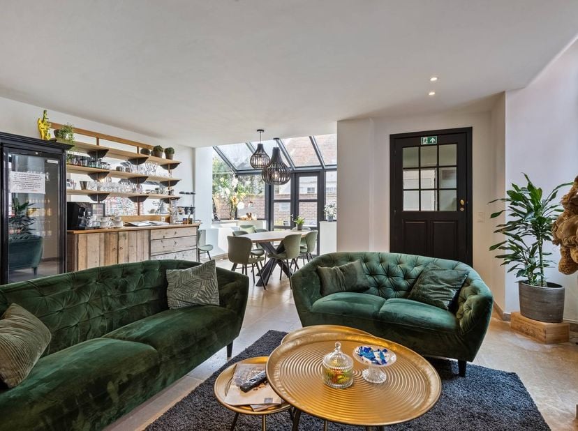 Découvrez le charme incomparable de ce manoir récemment rénové, situé dans le pittoresque quartier Sainte-Anne, au cœur de Bruges. Actuellement exploi