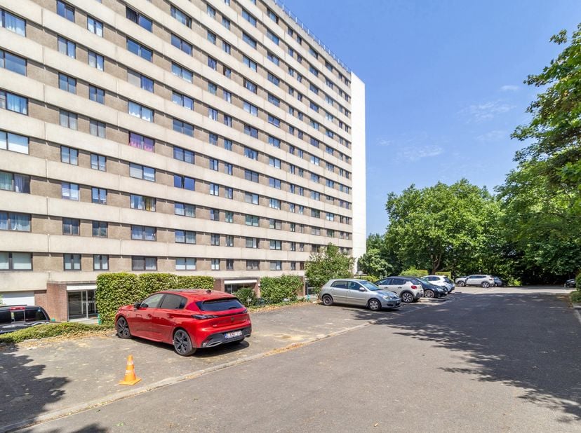 Spacieux appartement à rénover situé au 4e étage d’un immeuble bien entretenu avec ascenseur. L’appartement comprend un hall d’entrée avec vestiaire,