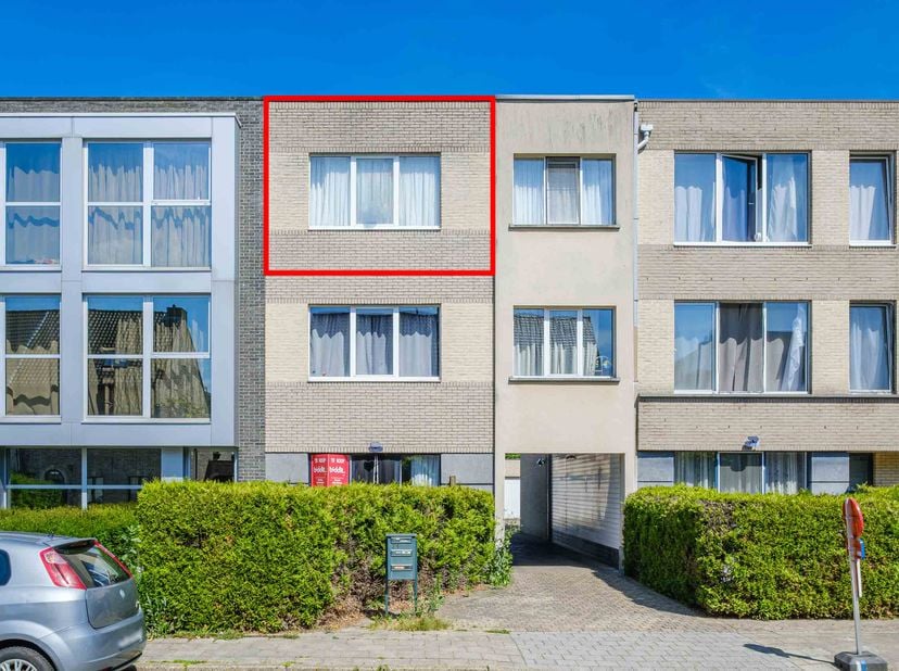 LOT 3: CENTRAAL GELEGEN APPARTEMENT - <br />
<br />
Koop 3<br />
Op de 2e verdieping.<br />
Met 2 slaapkamers. <br />
De indeling omvat een inkomhal,