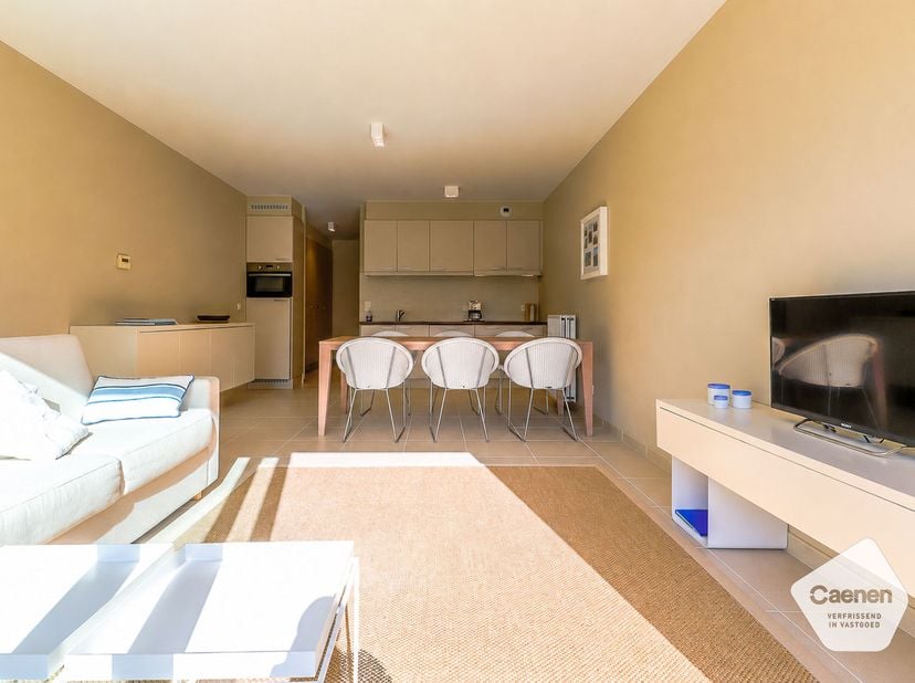 Kwalitatief afgewerkt appartement met zonnige tuin, gelegen in een jonge residentiële buurt in het centrum van Westende-Dorp;<br />
Dit uitstekend ond