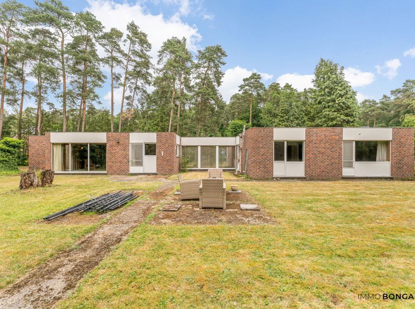 Deze te renoveren woning in Niel-bij-As is uitzonderlijk gelegen op een perceel van 28a 17ca en biedt een unieke combinatie van ruimte, privacy en vee