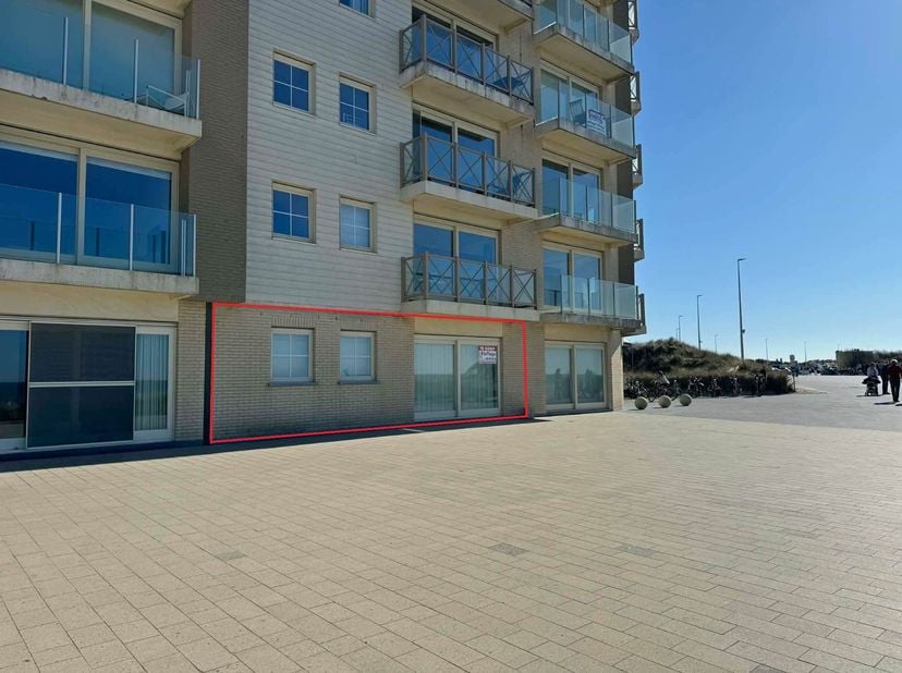 Laissez-vous séduire par ce superbe appartement prêt à emménager, idéalement situé dans une résidence prisée de 2012, en première ligne sur la digue.
