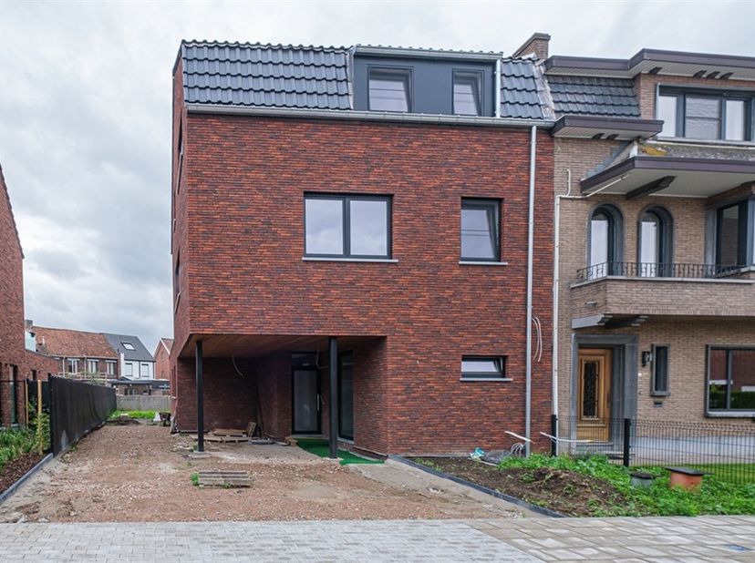 <br />
Langs de Sint-Nikolaasstraat ter hoogte van nummer 10 vinden we dit nieuwbouw appartement terug. Grote troef van deze woning is ongetwijfeld de