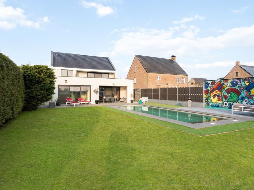Deze prachtige villa in Weelde combineert luxe, comfort en energiezuinig wonen op een harmonieuze manier. De woning is gelegen op een perceel van 810