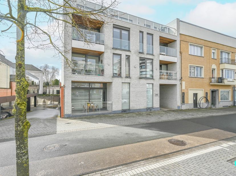 In de onmiddellijke nabijheid van het bruisende centrum van Harelbeke bevindt zich dit charmante en instapklare gelijkvloers appartement, waar comfort