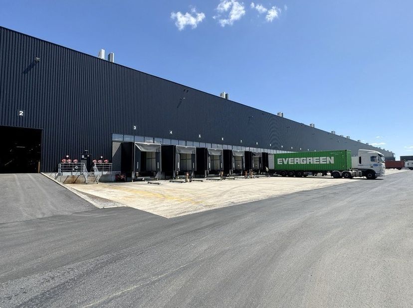6.700m² magazijn <br />
Ligging: langs N16 (Willebroek - Mechelen) in Industriezone De Hulst, centraal gelegen tussen afrit A12 en 19 (Antwerpen - Bru