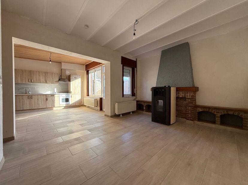 Aantrekkelijk, volledig gerenoveerd huis in het hart van het dorp Brasménil.<br />
<br />
De woning biedt ongeveer 205 m² woonruimte en bestaat uit
