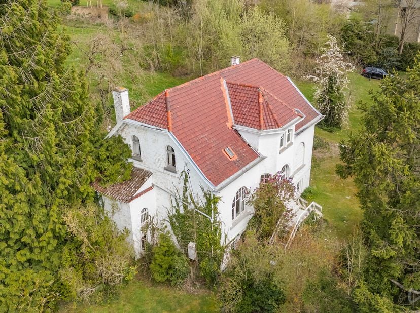 Overijse - Deze charmante woning, met een oppervlakte van +/- 176m² volgens EPC, is gelegen op een terrein van ongeveer 7700 m². Een zeldzaam en rusti