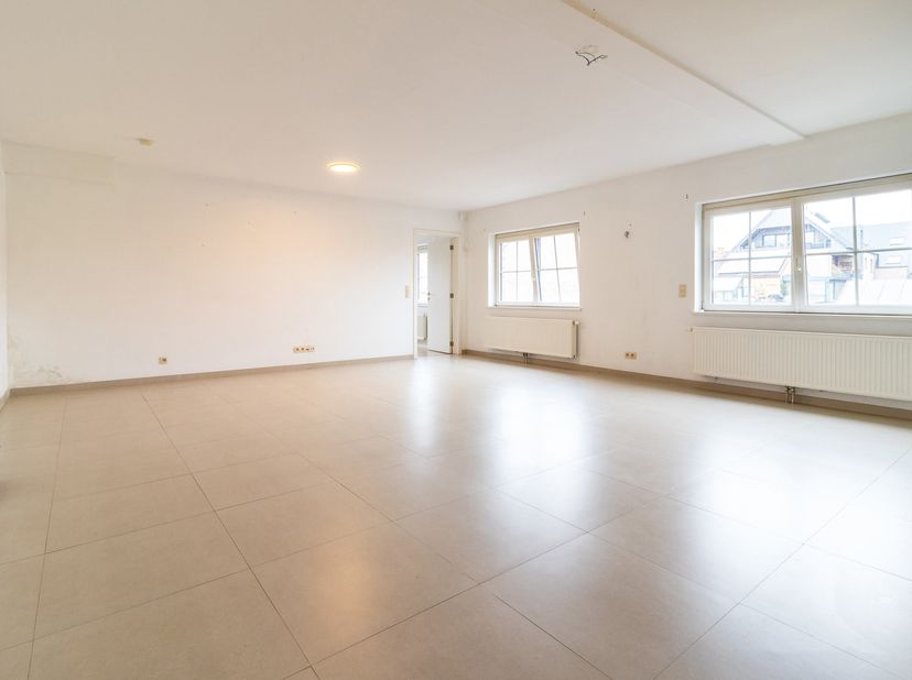 ! Assez UNIQUE sur le marché !<br />
--&amp;gt; Espace bureaux/cabinet/prof. libérale au rez + logement possible à l'étage<br />
SITUATION<br />
--&amp;gt; en